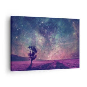 Bild auf Leinwand - Leinwandbild - Ein Baum vor einem Sternenhimmel in violetten und blauen Farben - 70x50cm - Unter dem magischen Himmel - Moderne Wanddekoration für Wohnzimmer und Schlafzimmer ARTTOR