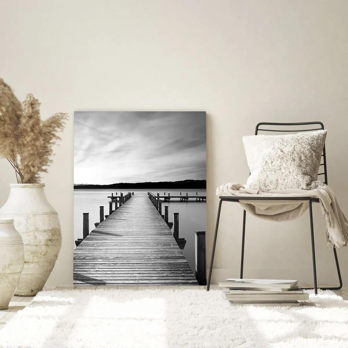 Glasbild - Bild auf glas - Ein Holzsteg führt in die Ferne über einen ruhigen See - 50x70cm - An der Wasserstelle - Ruhe - Moderne Wanddekoration für Wohnzimmer und Schlafzimmer ARTTOR