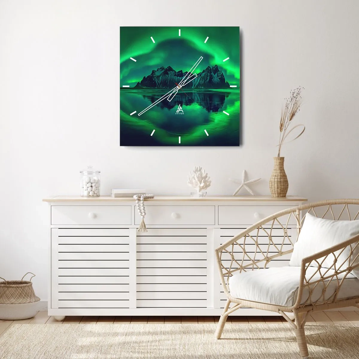 Wanduhr - Glasuhr - Berge, umgeben von Polarlichtern, die sich im Wasser spiegeln - 30x30cm - In den Armen der Aurora - Moderne Wanddekoration für Wohnzimmer und Schlafzimmer ARTTOR