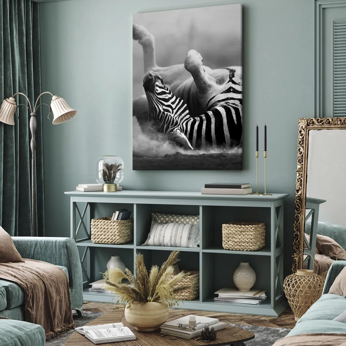 Bild auf Leinwand - Leinwandbild - Ein schwarz-weißes Zebra rollt im Sand - 70x100cm - Nicht nur das Pferd würde lachen - Moderne Wanddekoration für Wohnzimmer und Schlafzimmer ARTTOR