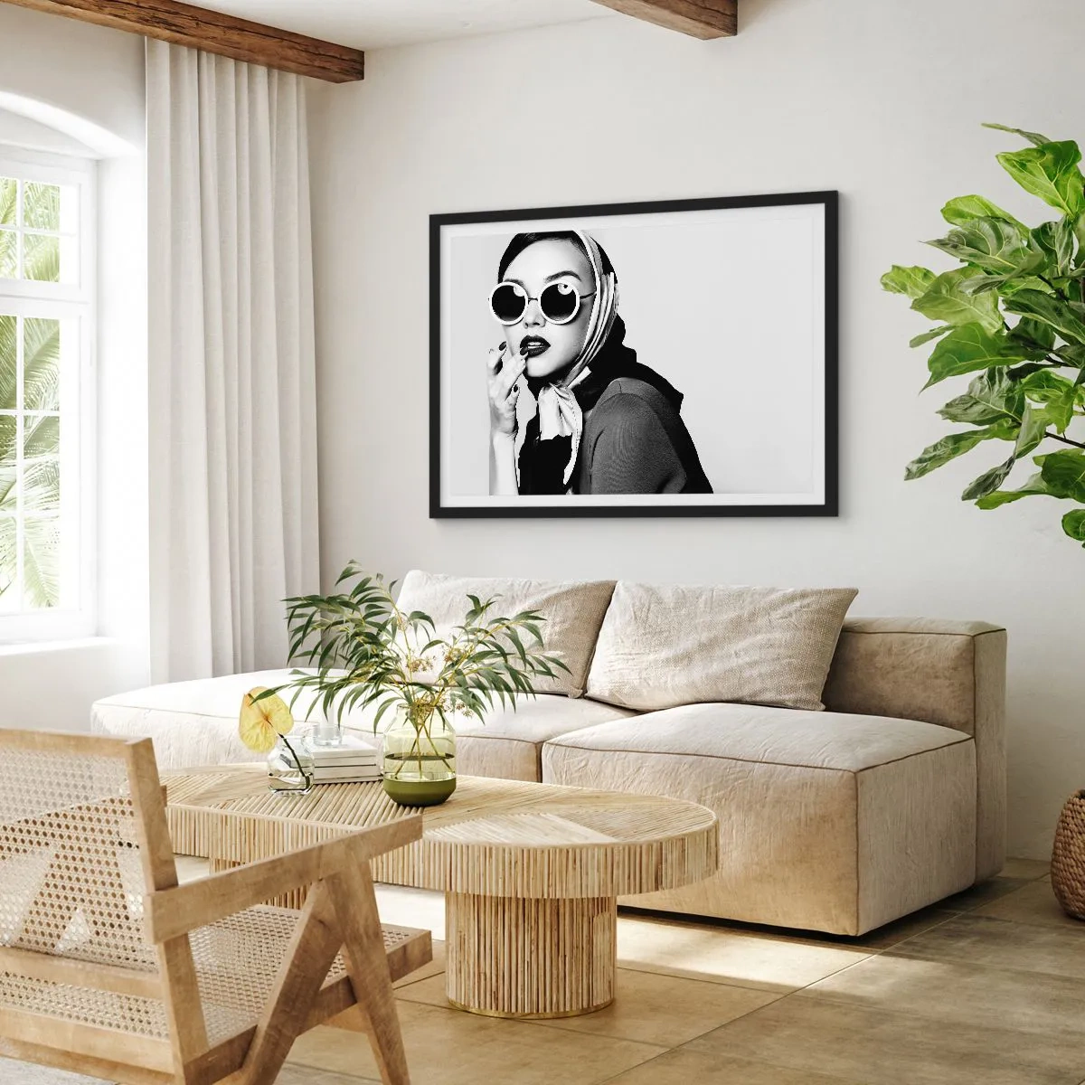 Poster in einem schwarzem Rahmen - Schwarz-Weiß-Porträt einer Frau mit Brille und Kopftuch - 70x50cm - Grüße aus den 1960er Jahren - Moderne Wanddekoration für Wohnzimmer und Schlafzimmer ARTTOR