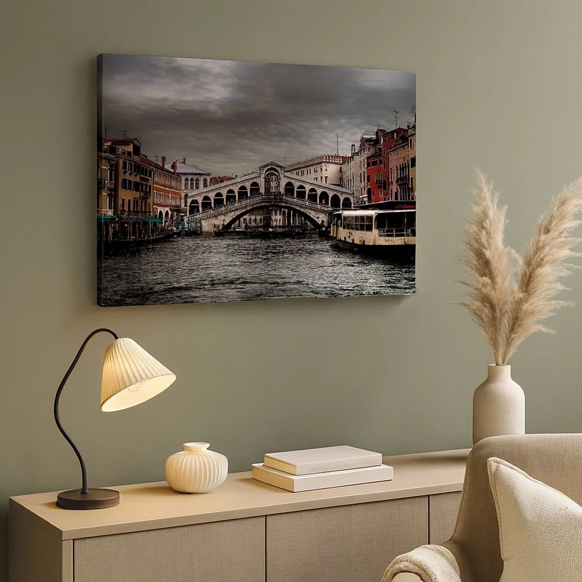 Bild auf Leinwand - Leinwandbild - Rialtobrücke in Venedig über den Canal Grande, klassische Architektur. - 70x50cm - Das Versprechen eines venezianischen Abends - Moderne Wanddekoration für Wohnzimmer und Schlafzimmer ARTTOR
