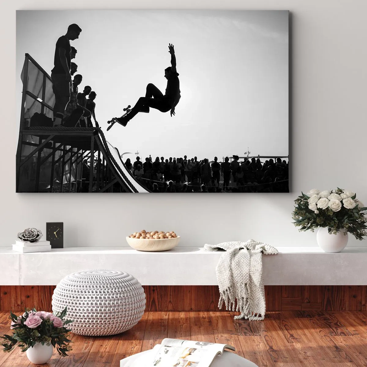 Bild auf Leinwand - Leinwandbild - Schwarz-weiße Skateboardszene auf einer Rampe - 70x50cm - Helden und Zuschauer - Moderne Wanddekoration für Wohnzimmer und Schlafzimmer ARTTOR