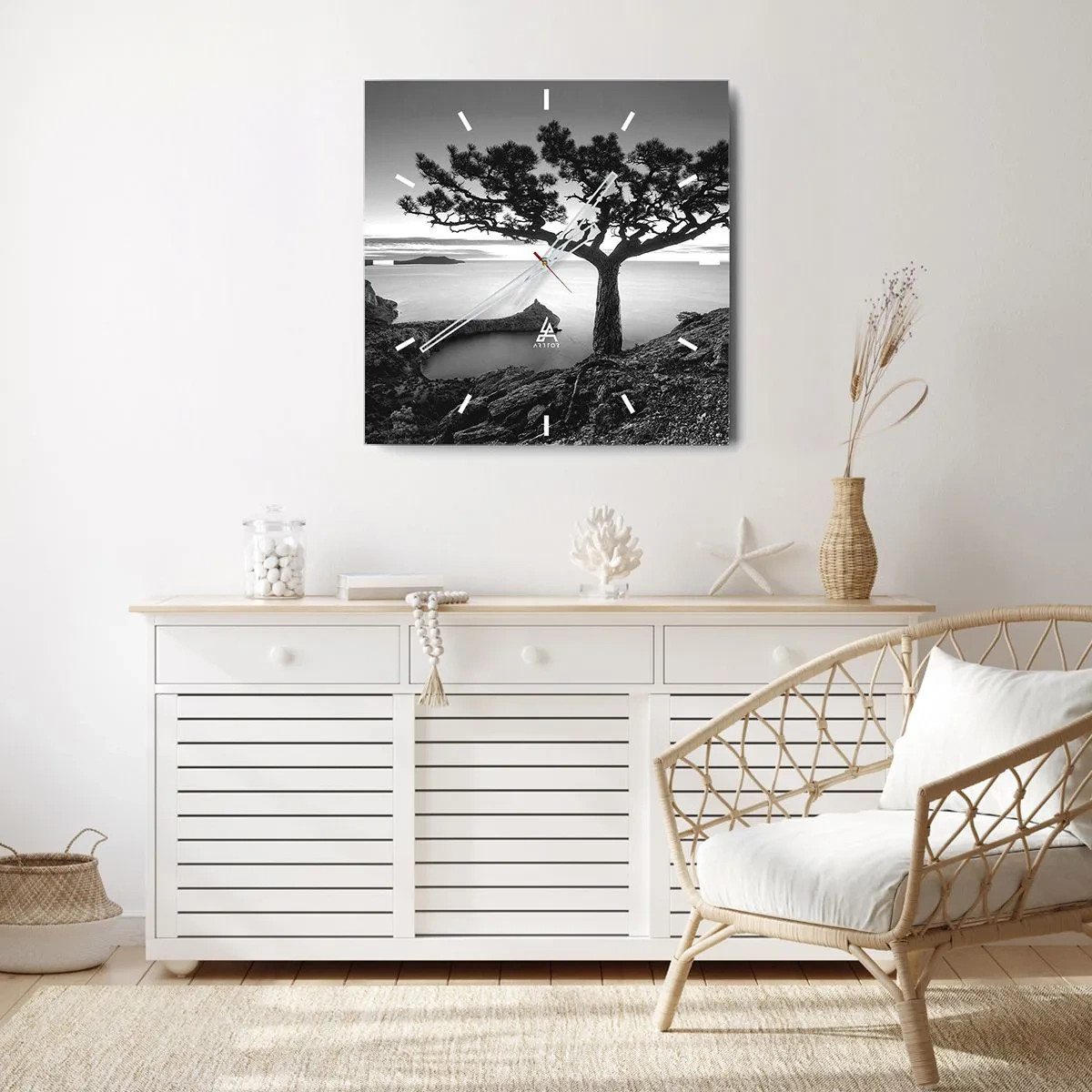 Wanduhr - Glasuhr - Schwarz-weiße Landschaft mit einem einsamen Baum auf einer Klippe über dem Meer - 30x30cm - Stille bis zum Horizont - Moderne Wanddekoration für Wohnzimmer und Schlafzimmer ARTTOR