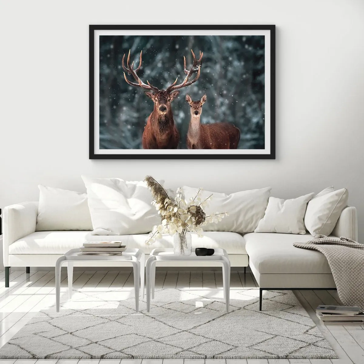 Poster in einem schwarzem Rahmen - Hirsche im verschneiten Winterwald - 70x50cm - Herr des Waldes mit seiner Frau - Moderne Wanddekoration für Wohnzimmer und Schlafzimmer ARTTOR