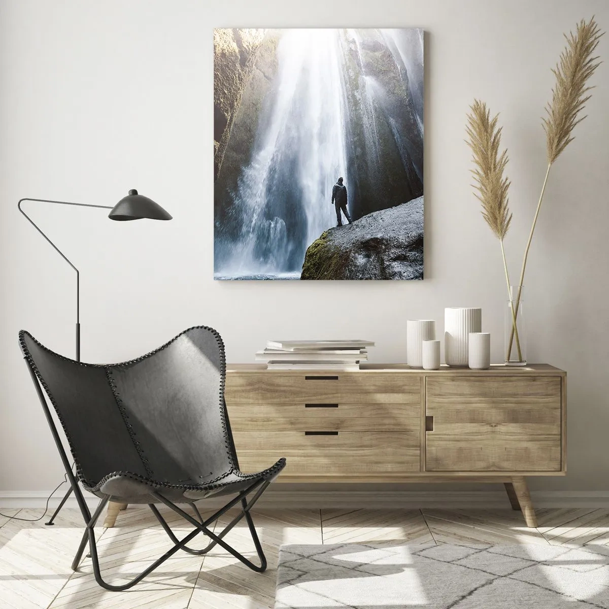 Glasbild - Bild auf glas - Ein Mann steht auf einem Felsen vor einem mächtigen Wasserfall im Sonnenlicht - 50x70cm - Wiederherstellung der Proportionen - Moderne Wanddekoration für Wohnzimmer und Schlafzimmer ARTTOR