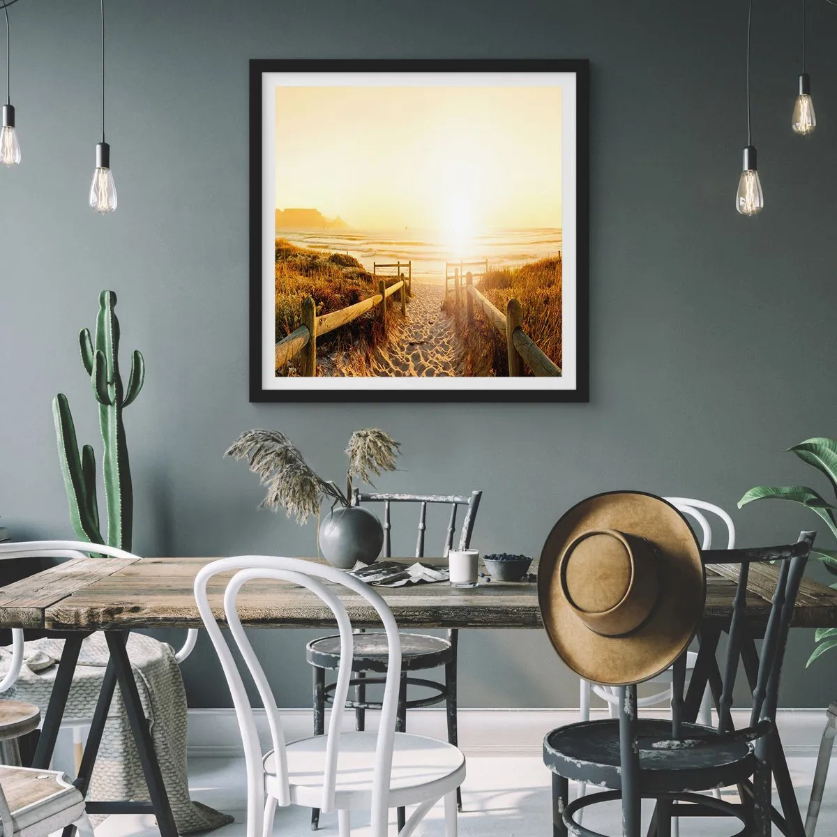 Poster in einem schwarzem Rahmen - Über die Düne, der Sonne entgegen - 30x30 cm