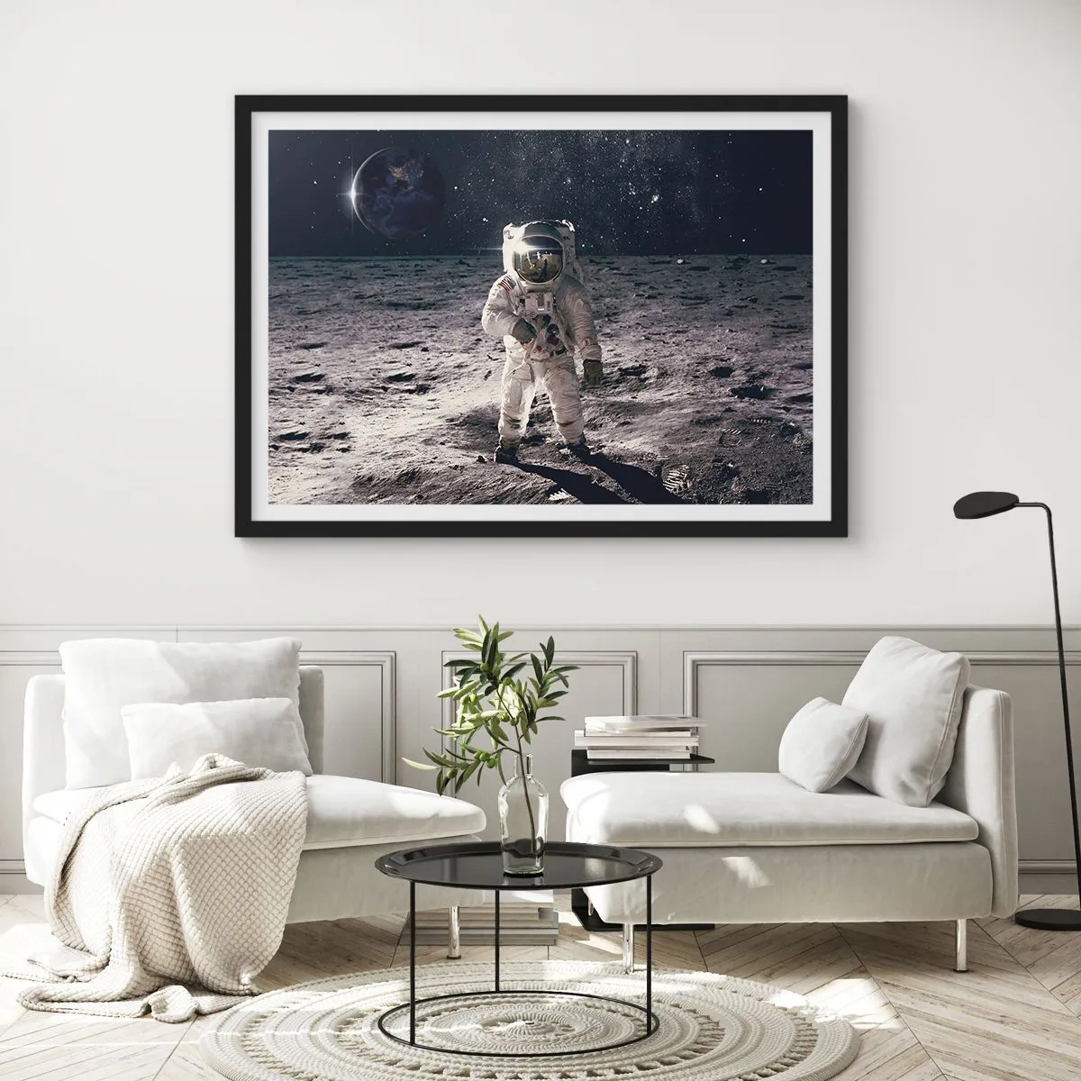 Poster in einem schwarzem Rahmen - Astronaut auf der Mondoberfläche mit der Erde im Hintergrund - 100x70cm - Grüße vom Mond - Moderne Wanddekoration für Wohnzimmer und Schlafzimmer ARTTOR