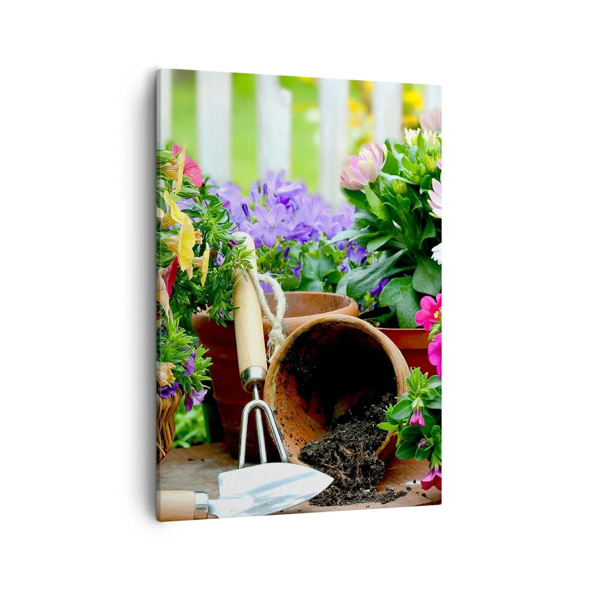 Bild auf Leinwand - Leinwandbild - Bunte Blumen in Töpfen mit Gartengeräten auf dem Tisch - 50x70cm - Zosias Garten - Moderne Wanddekoration für Wohnzimmer und Schlafzimmer ARTTOR