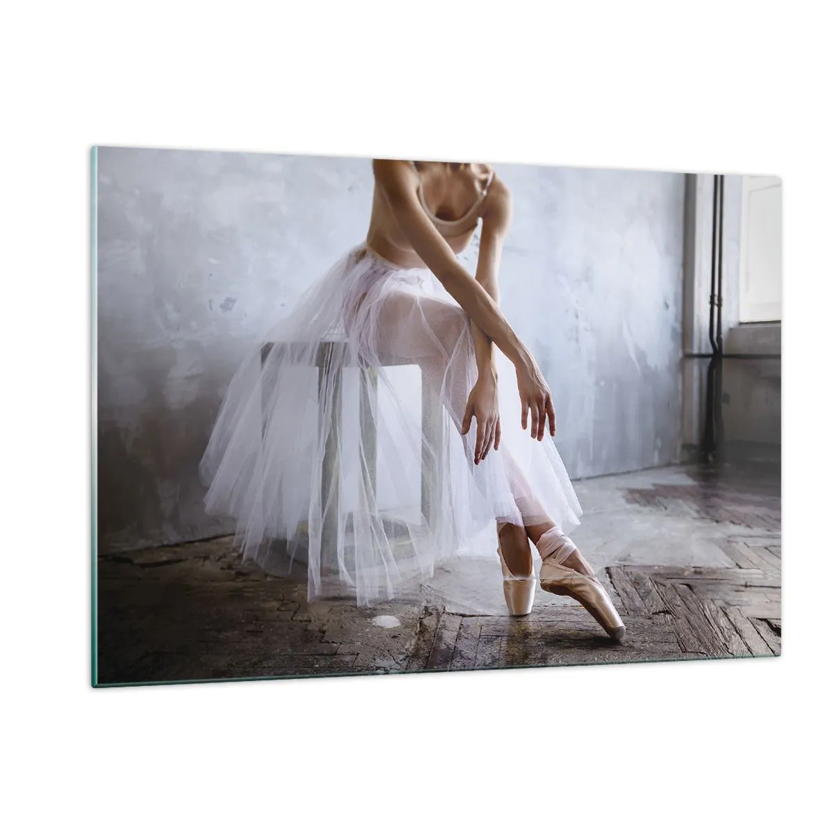 Glasbild - Bild auf glas - Eine Ballerina im Tüllrock ruht in der Halle - 120x80cm - Bevor die Rampe leuchtet - Moderne Wanddekoration für Wohnzimmer und Schlafzimmer ARTTOR