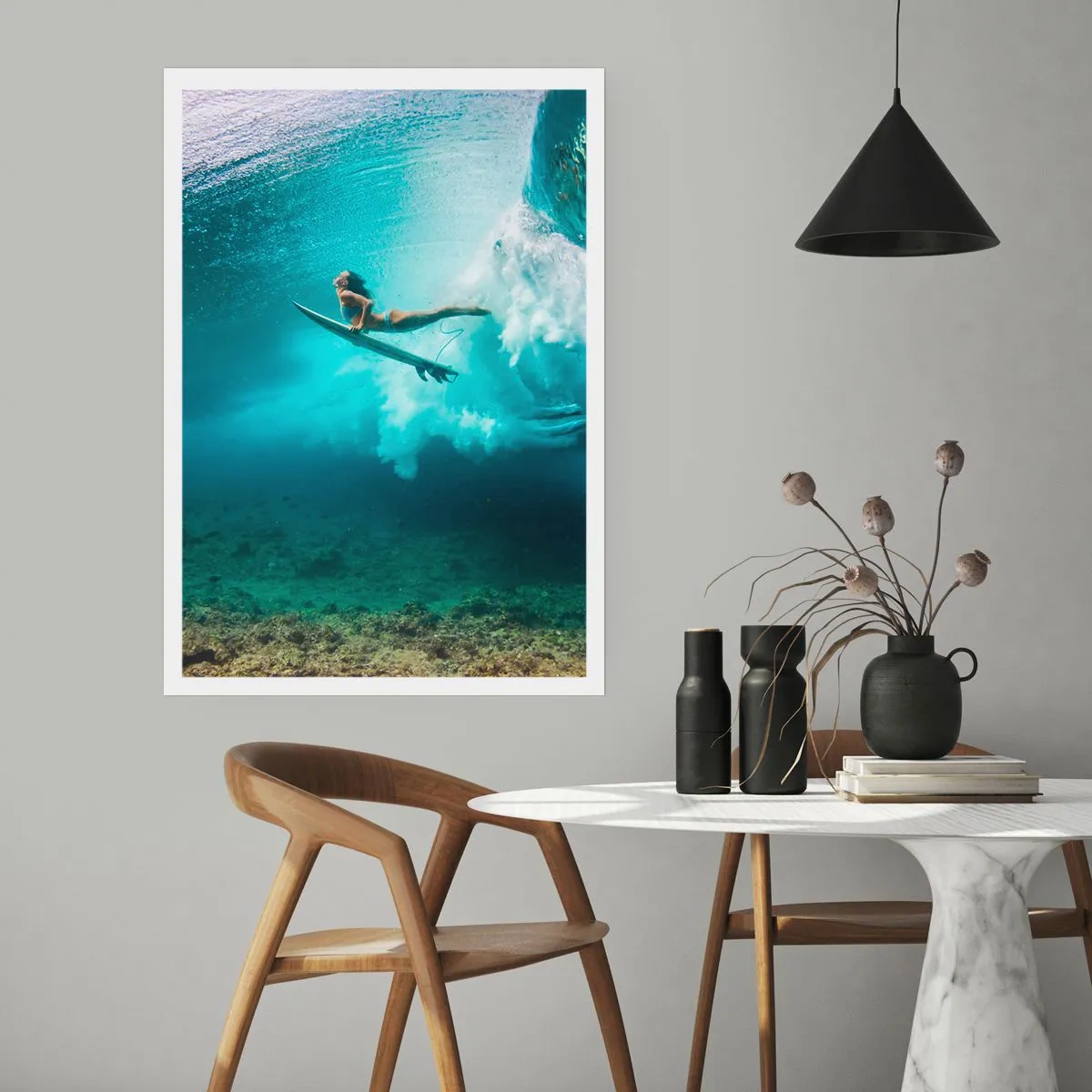 Poster - Ein Surfer unter Wasser in einer dynamischen Szene mit türkisfarbenen Wellen. - 50x70cm - Unterwasserwelt - Moderne Wanddekoration für Wohnzimmer und Schlafzimmer ARTTOR