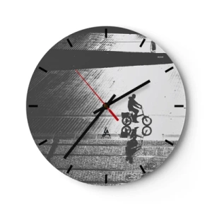 Wanduhr - Glasuhr - Eine schwarz-weiße Silhouette eines Radfahrers und sein Spiegelbild in einer Pfütze. - 30x30cm - Vor sich hin durch die Stadt - Moderne Wanddekoration für Wohnzimmer, Küche und Schlafzimmer ARTTOR