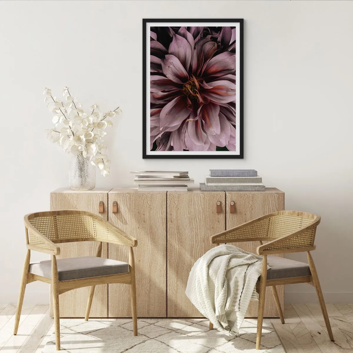 Poster in einem schwarzem Rahmen - Nahaufnahme einer dunkelrosa Blume - 50x70cm - Ein Blumenherz - Moderne Wanddekoration für Wohnzimmer und Schlafzimmer ARTTOR