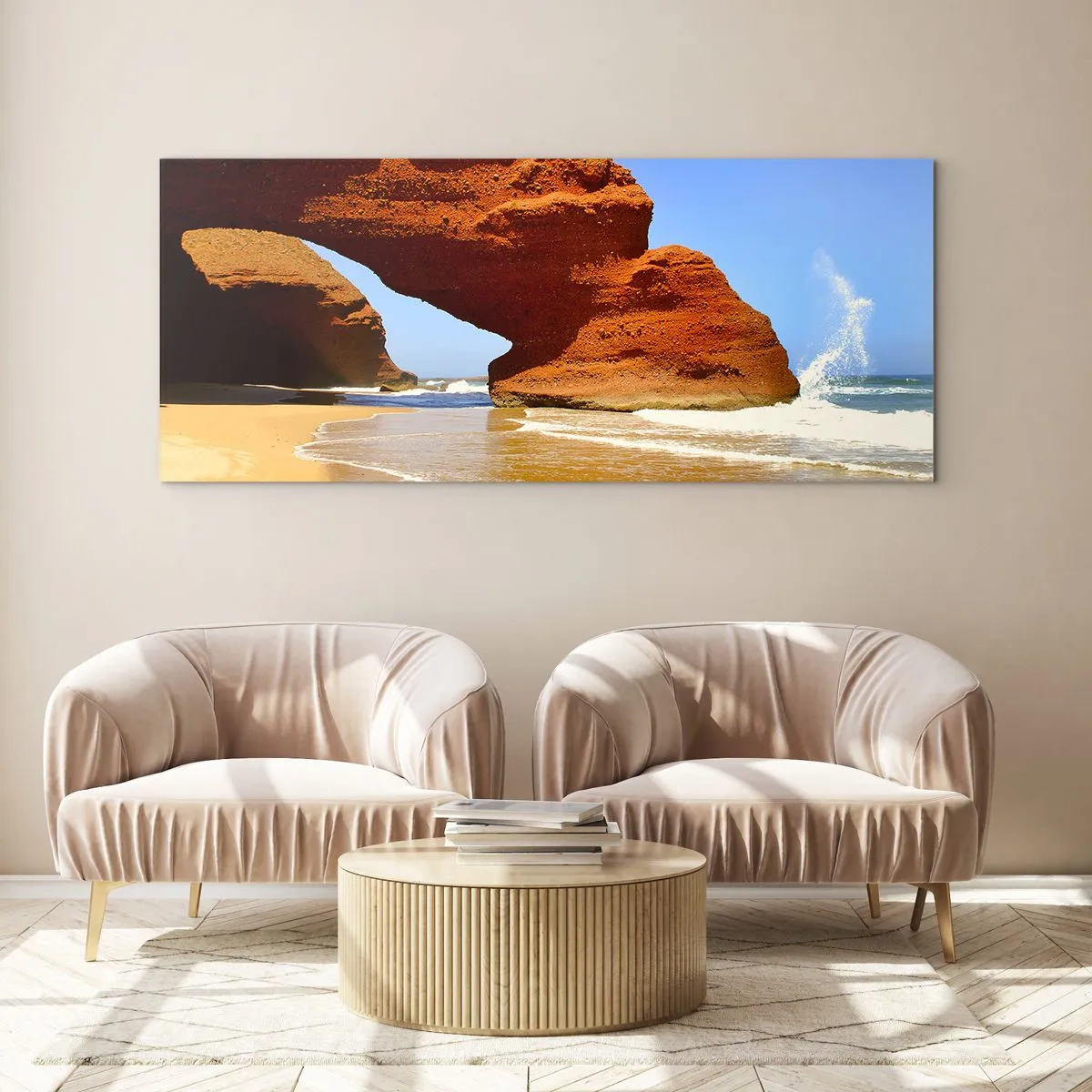 Glasbild - Bild auf glas - Ein natürlicher Felsbogen an einem Strand mit blauem Himmel und Wellen - 140x50cm - Wasser und Wind seit Tausenden von Jahren - Moderne Wanddekoration für Wohnzimmer und Schlafzimmer ARTTOR