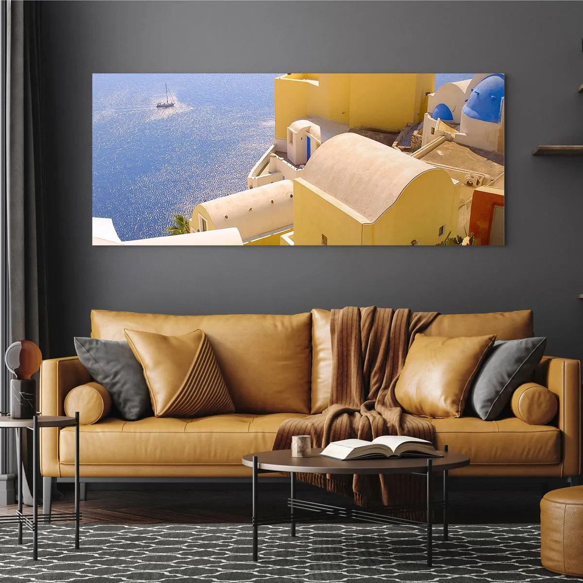 Glasbild - Bild auf glas - Griechische Architektur mit Meerblick und einem Boot im Hintergrund - 160x50cm - Griechische Landschaft in Weiß und Blau - Moderne Wanddekoration für Wohnzimmer und Schlafzimmer ARTTOR