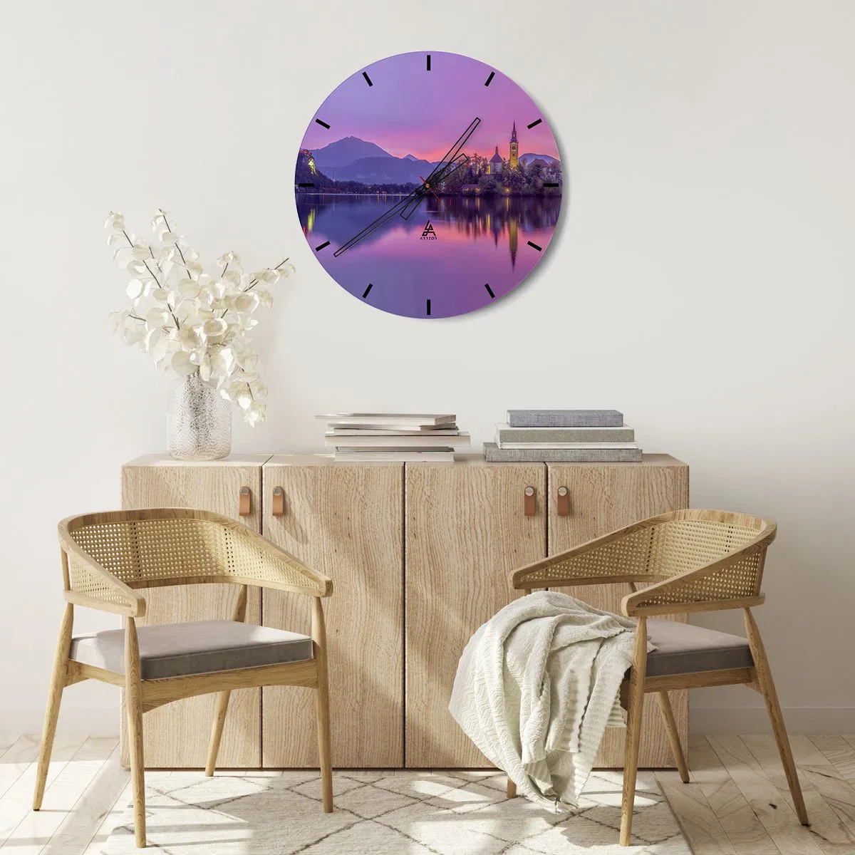 Wanduhr - Glasuhr - Eine Insel mit einer Kirche auf einem See in der Abenddämmerung mit violettem Himmel - 30x30cm - Eine märchenhafte Insel in der Abenddämmerung - Moderne Wanddekoration für Wohnzimmer, Küche und Schlafzimmer ARTTOR
