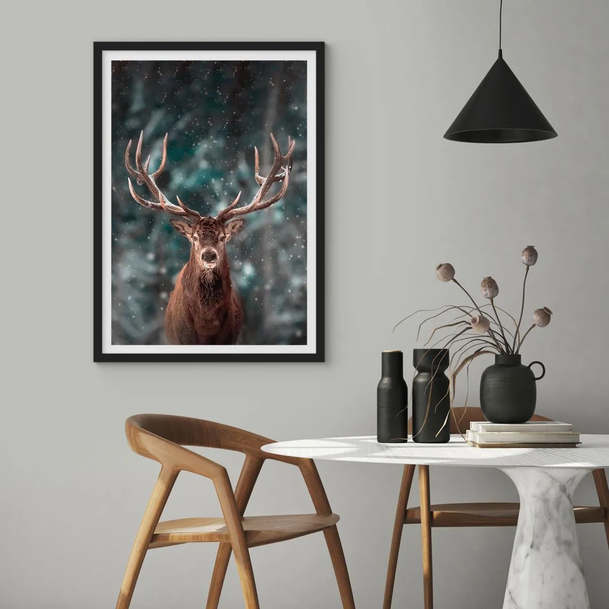Poster in einem schwarzem Rahmen - Porträt eines Hirsches mit beeindruckendem Geweih vor der Kulisse eines Winterwaldes - 50x70cm - Gekrönter König des Waldes - Moderne Wanddekoration für Wohnzimmer und Schlafzimmer ARTTOR