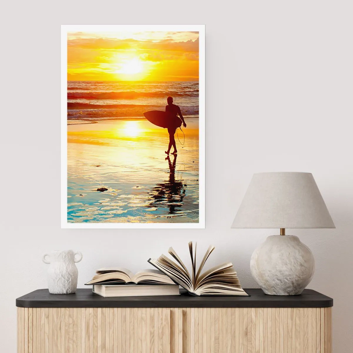 Poster - Surfer zu Fuß am Strand bei Sonnenuntergang - 50x70cm - Die Rückkehr des Kriegers - Moderne Wanddekoration für Wohnzimmer und Schlafzimmer ARTTOR