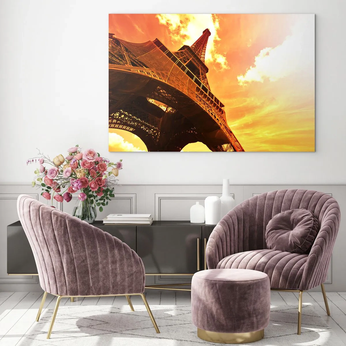 Glasbild - Bild auf glas - Der Eiffelturm in warmen Orangetönen bei Sonnenuntergang - 120x80cm - Monumental, weil es mit der Sonne vergoldet ist - Moderne Wanddekoration für Wohnzimmer und Schlafzimmer ARTTOR