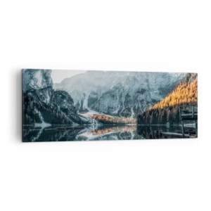 Bild auf Leinwand - Leinwandbild - Eine Berglandschaft spiegelt sich in der ruhigen Oberfläche eines Sees - 140x50cm - Spiegellandschaft - Moderne Wanddekoration für Wohnzimmer und Schlafzimmer ARTTOR
