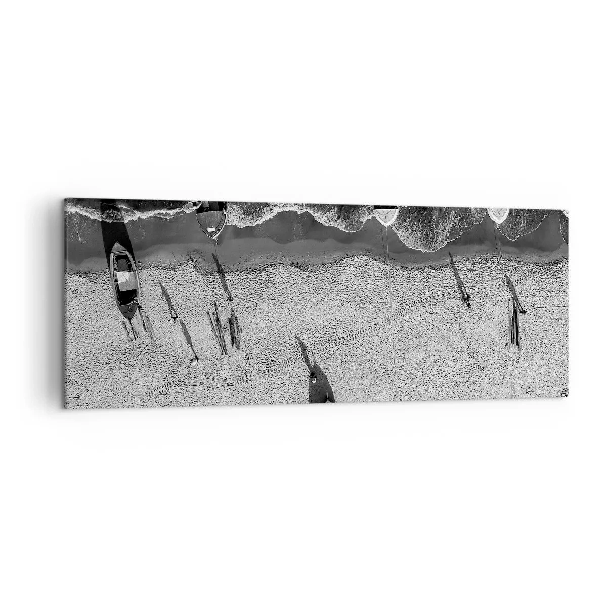 Bild auf Leinwand - Leinwandbild - Schwarz-Weiß-Luftaufnahme von Booten am Strand - 140x50cm - Immer noch am Ufer… - Moderne Wanddekoration für Wohnzimmer und Schlafzimmer ARTTOR