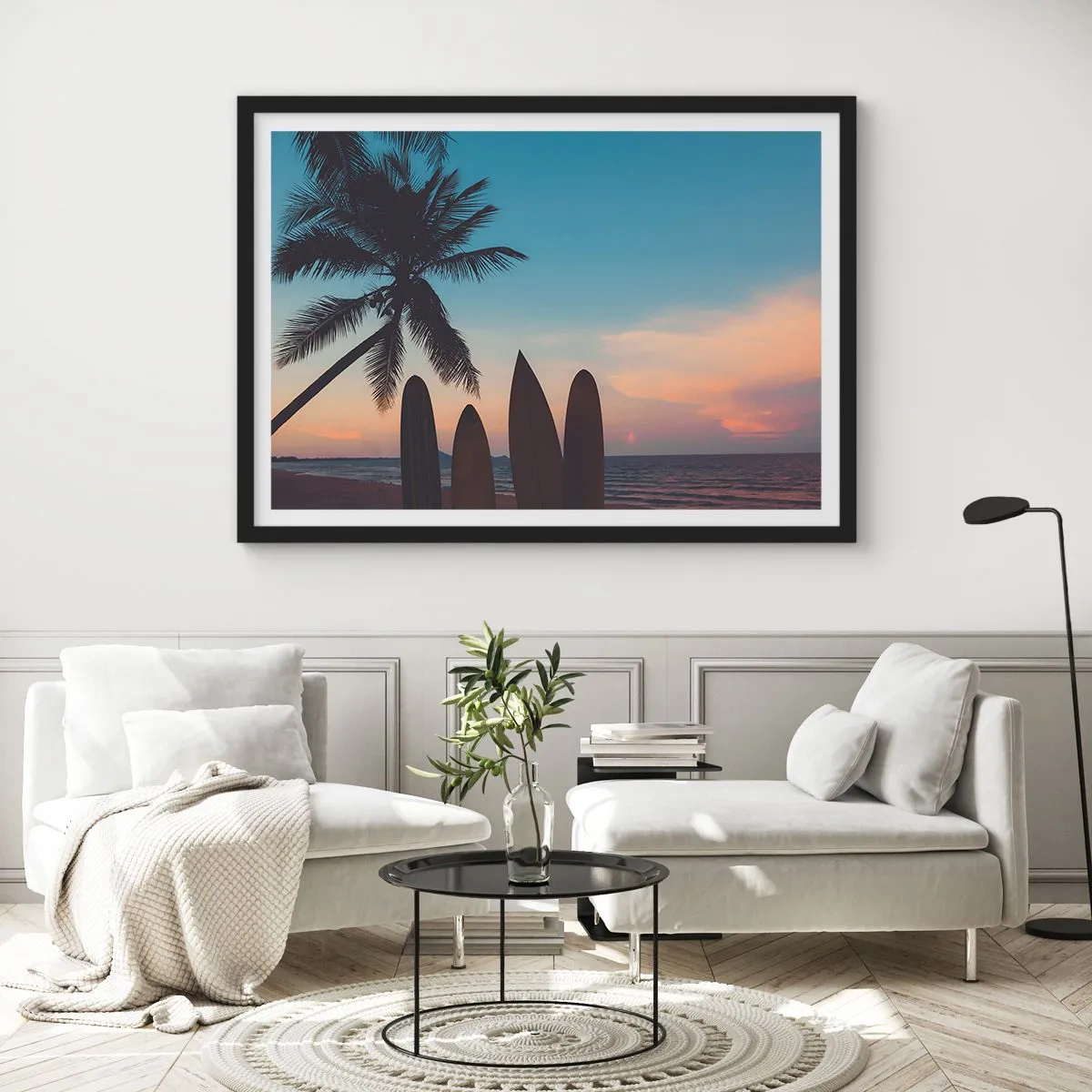 Poster in einem schwarzem Rahmen - Surfbretter vor der Kulisse einer Palme und eines Sonnenuntergangs - 70x50cm - Morgen wird es auch lustig - Moderne Wanddekoration für Wohnzimmer und Schlafzimmer ARTTOR