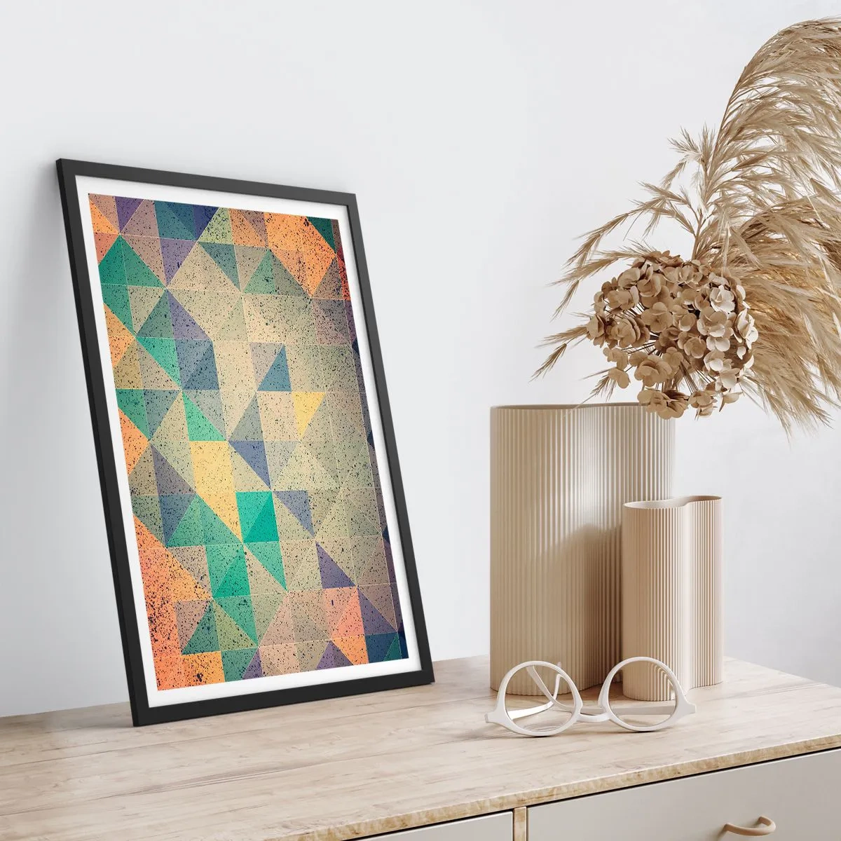 Poster in einem schwarzem Rahmen - Bunte Abstraktion mit einem geometrischen Muster aus Dreiecken - 50x70cm - Republik der Dreiecke - Moderne Wanddekoration für Wohnzimmer und Schlafzimmer ARTTOR
