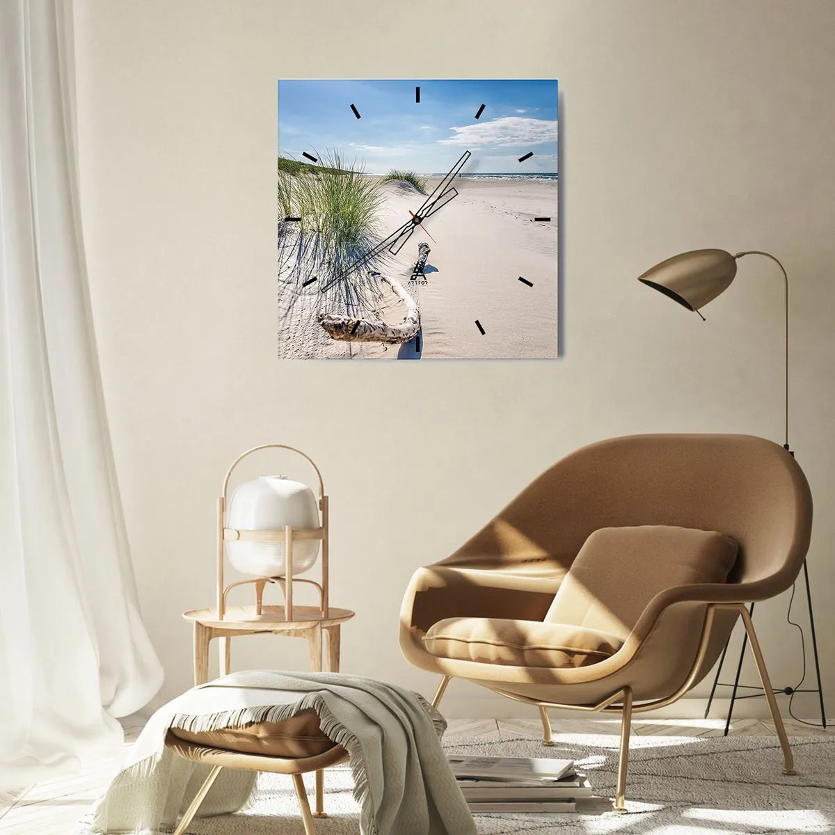Wanduhr - Glasuhr - Ein Ostseestrand mit Sand, Gras und einem ruhigen blauen Himmel - 30x30cm - Der schönste Strand? Ostsee-Strand - Moderne Wanddekoration für Wohnzimmer und Schlafzimmer ARTTOR