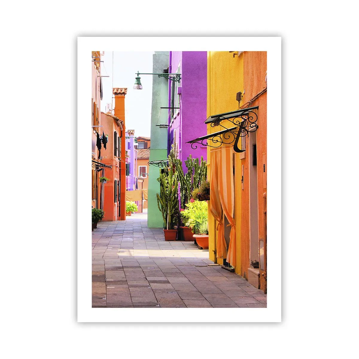 Poster - Eine farbenfrohe Straße mit Pflanzen und lebendigen Gebäudefassaden - 50x70cm - Regenbogengasse - Moderne Wanddekoration für Wohnzimmer und Schlafzimmer ARTTOR
