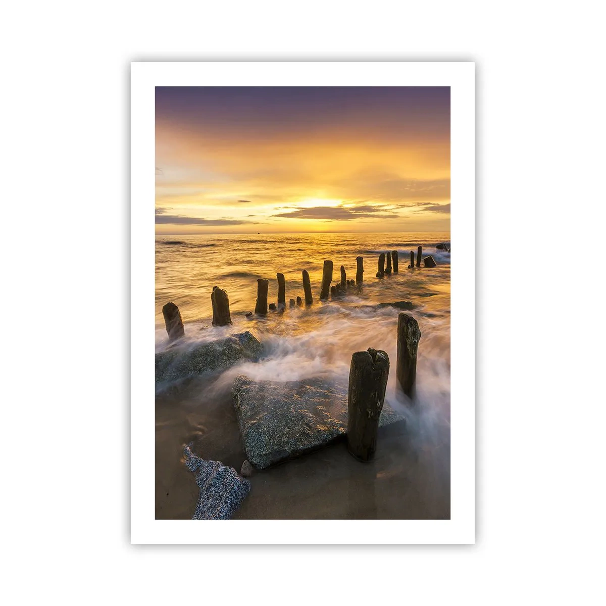 Poster - Sonnenuntergang über dem Meer mit Holzpfählen am Strand - 50x70cm - Die raue Schönheit der Ostsee - Moderne Wanddekoration für Wohnzimmer und Schlafzimmer ARTTOR