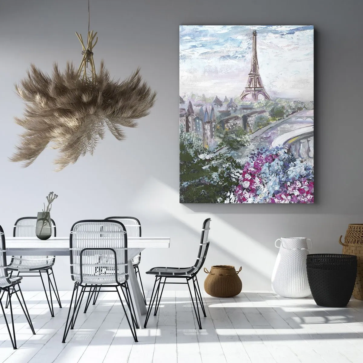 Bild auf Leinwand - Leinwandbild - Ein romantischer Blick auf Paris mit dem Eiffelturm und einem Balkon voller Blumen - 50x70cm - Am schönsten ist es hier im Mai - Moderne Wanddekoration für Wohnzimmer und Schlafzimmer ARTTOR