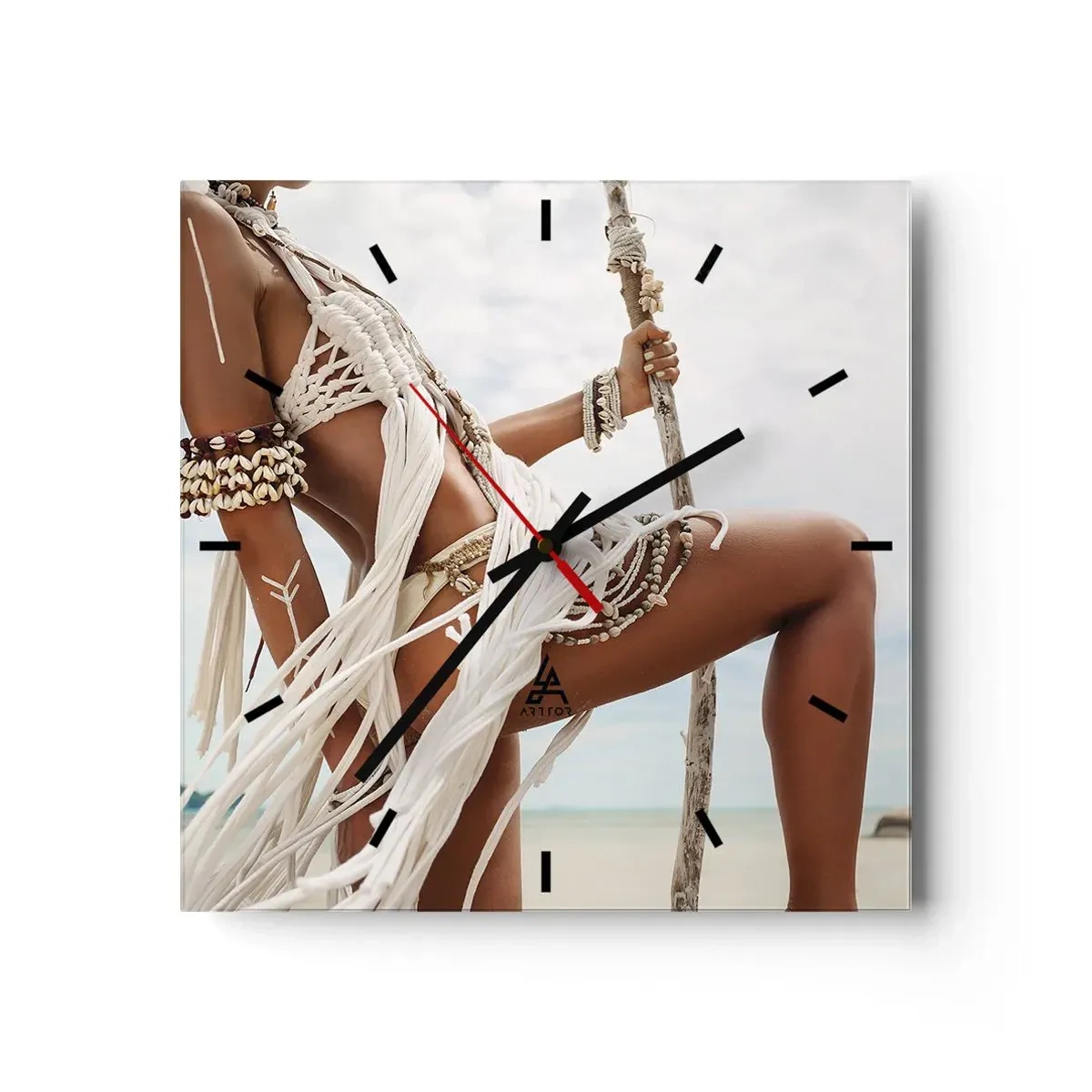 Wanduhr - Glasuhr - Eine Frauenfigur mit ethnischen Ornamenten und Kleidung vor dem Hintergrund einer tropischen Landschaft. - 30x30cm - Eine Priesterin der Sonne - Moderne Wanddekoration für Wohnzimmer und Schlafzimmer ARTTOR