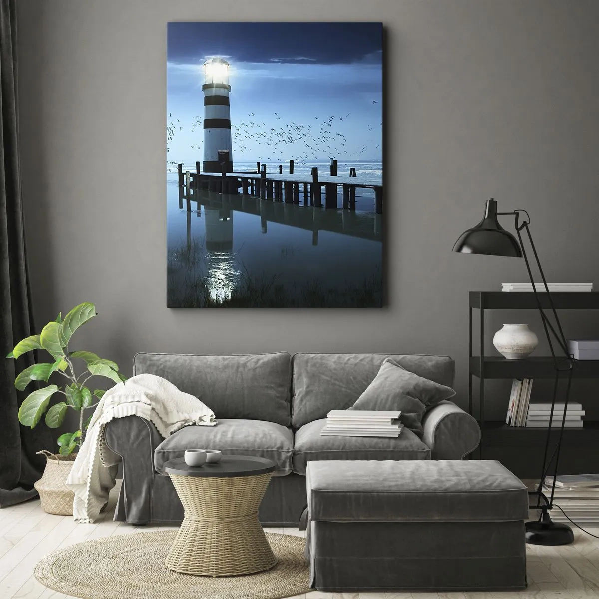 Bild auf Leinwand - Leinwandbild - Der Leuchtturm am Pier beleuchtet in der Nacht - 50x70cm - Und du hast keine Angst vor der Dunkelheit - Moderne Wanddekoration für Wohnzimmer und Schlafzimmer ARTTOR