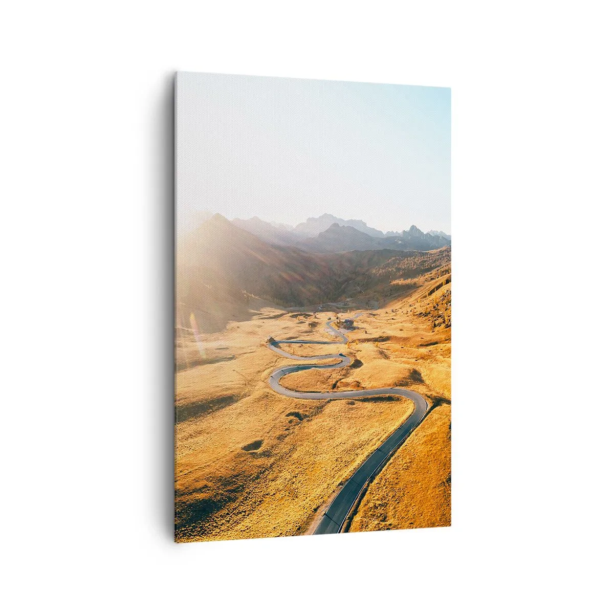 Bild auf Leinwand - Leinwandbild - Eine kurvenreiche Straße in den Bergen, beleuchtet von der untergehenden Sonne - 80x120cm - In einem goldenen Tal - Moderne Wanddekoration für Wohnzimmer und Schlafzimmer ARTTOR