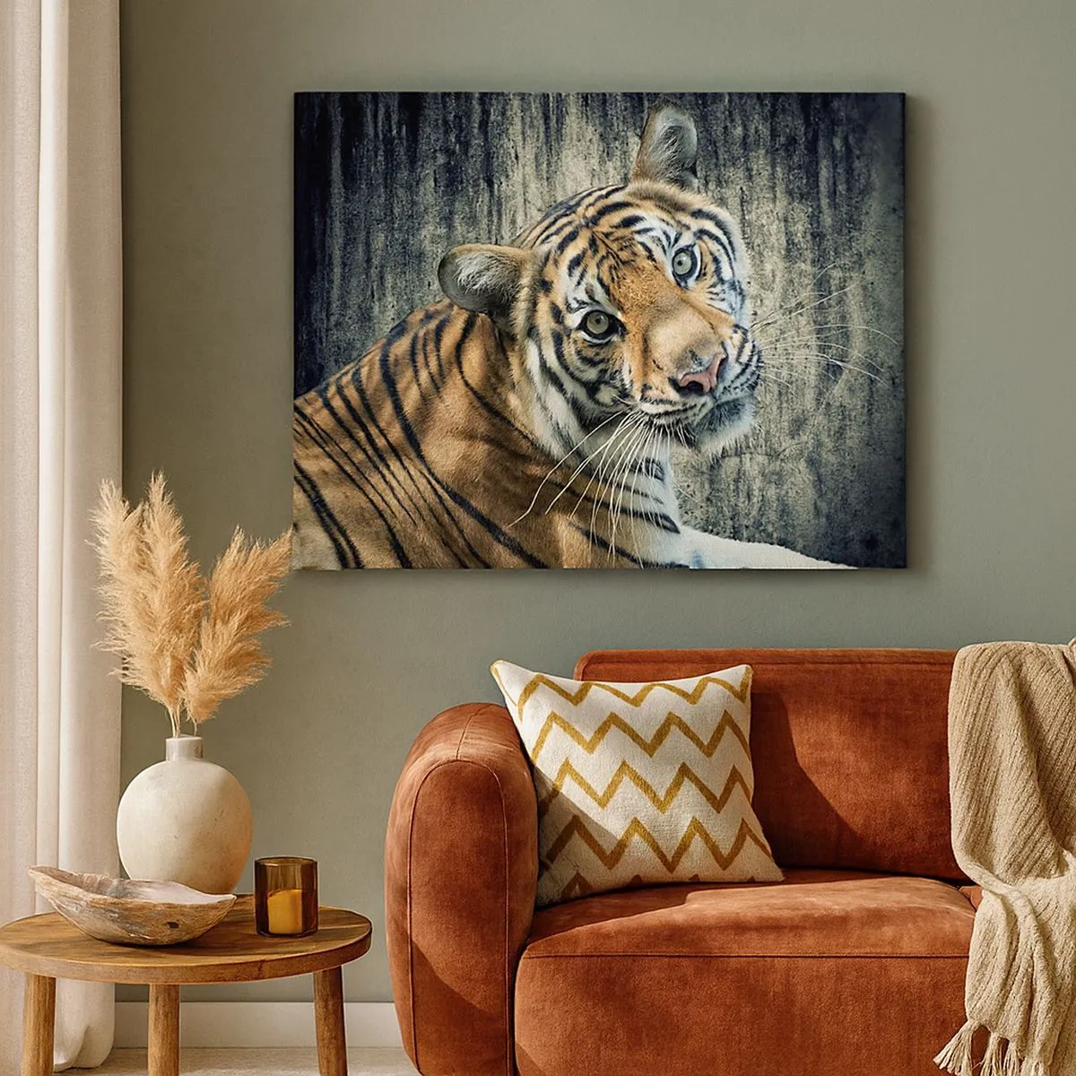 Bild auf Leinwand - Leinwandbild - Ein Tiger liegt an einer rauen Wand - 70x50cm - Portrait in Lichtstrahlen - Moderne Wanddekoration für Wohnzimmer und Schlafzimmer ARTTOR