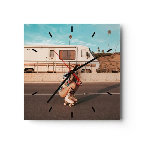 Wanduhr - Glasuhr - Ein Mädchen auf Rollschuhen macht an einem sonnigen Tag ein Foto. - 30x30cm - Lächel bitte! - Moderne Wanddekoration für Wohnzimmer und Schlafzimmer ARTTOR