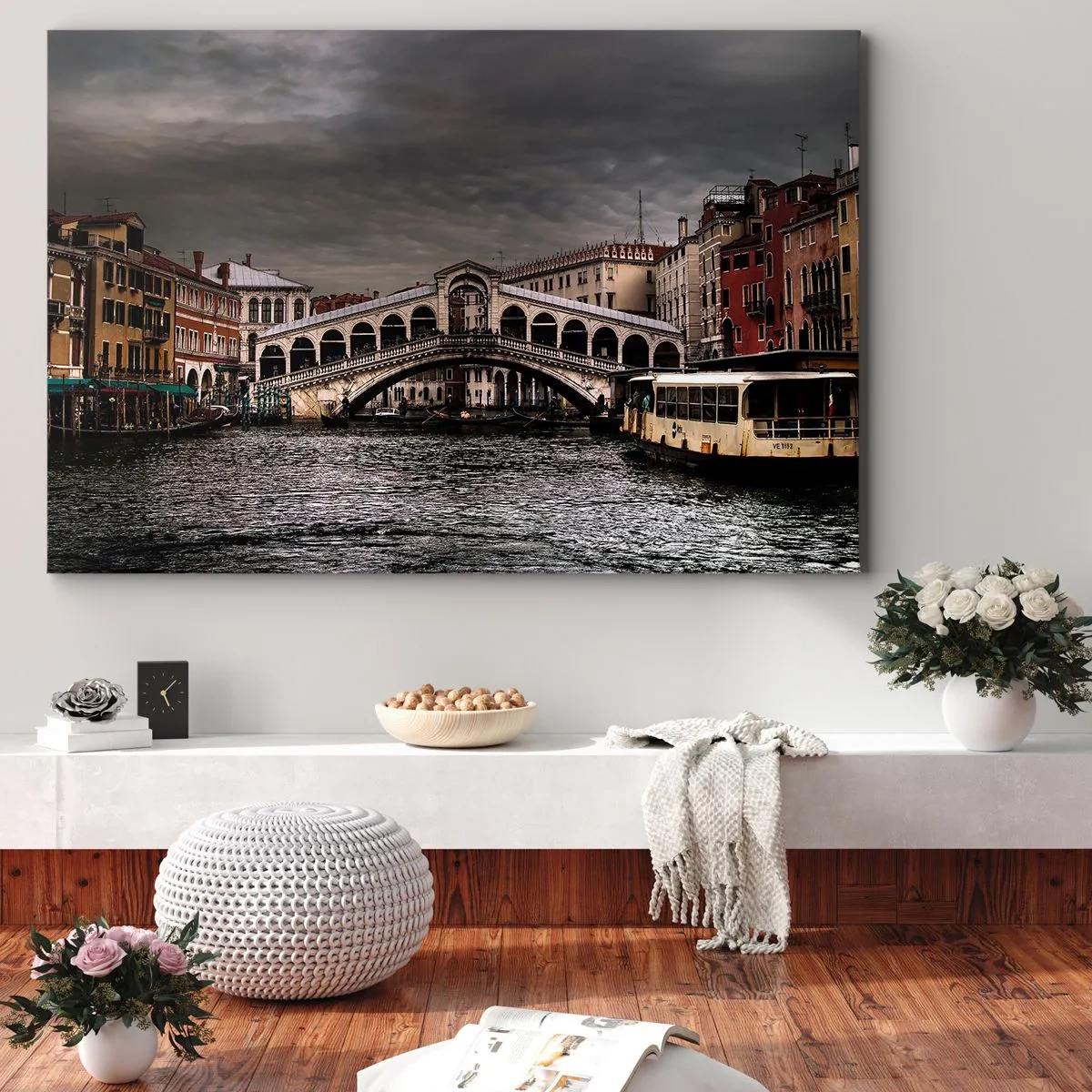 Bild auf Leinwand - Leinwandbild - Rialtobrücke in Venedig über den Canal Grande, klassische Architektur. - 70x50cm - Das Versprechen eines venezianischen Abends - Moderne Wanddekoration für Wohnzimmer und Schlafzimmer ARTTOR
