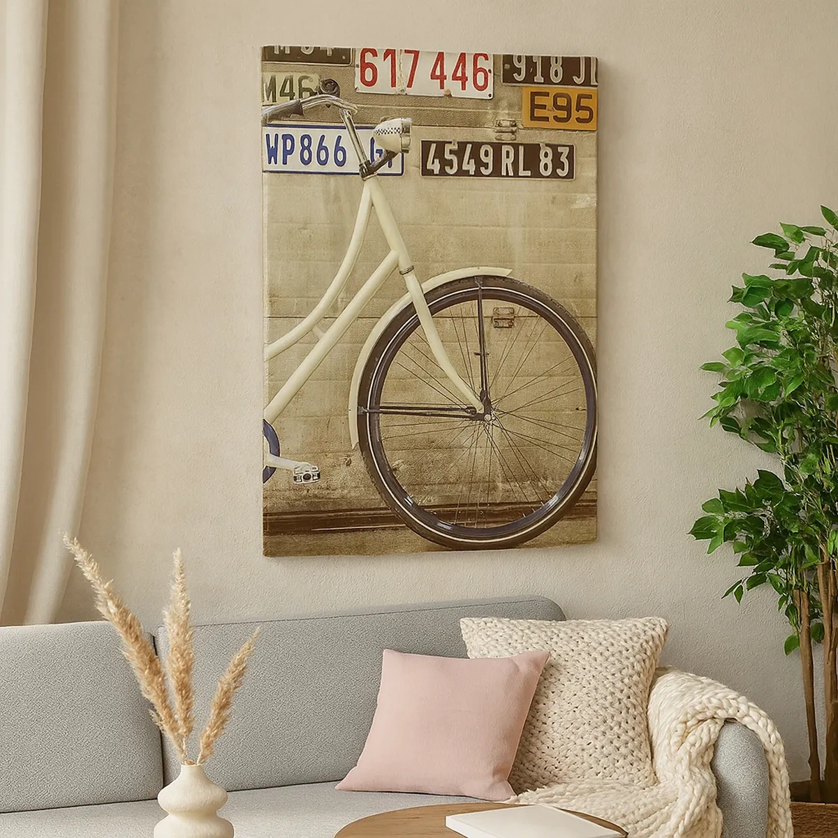 Bild auf Leinwand - Leinwandbild - Ein Retro-Fahrrad vor einer mit Nummernschildern dekorierten Wand - 50x70cm - Keine Komplexe - Moderne Wanddekoration für Wohnzimmer und Schlafzimmer ARTTOR