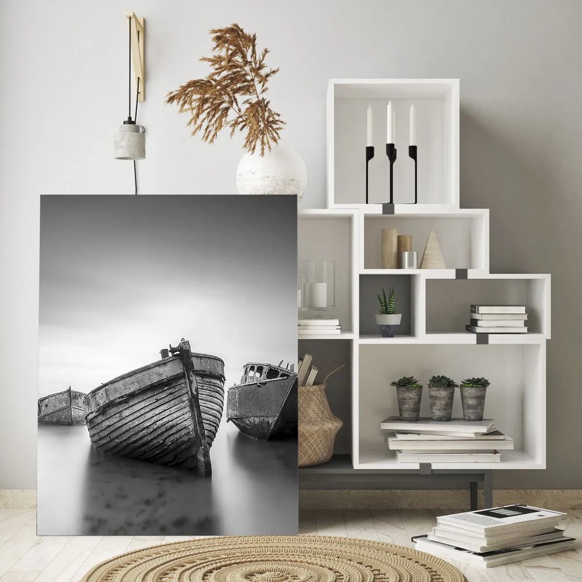 Glasbild - Bild auf glas - Verlassene Boote auf ruhigem Wasser in Schwarz und Weiß - 50x70cm - Nur Erinnerungen ... - Moderne Wanddekoration für Wohnzimmer und Schlafzimmer ARTTOR