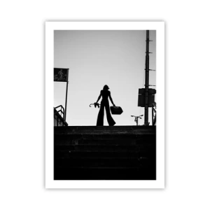 Poster - Silhouette einer Frau mit einem Koffer vor dem Hintergrund der untergehenden Sonne - 50x70cm - Städtisches Wandern - Moderne Wanddekoration für Wohnzimmer und Schlafzimmer ARTTOR