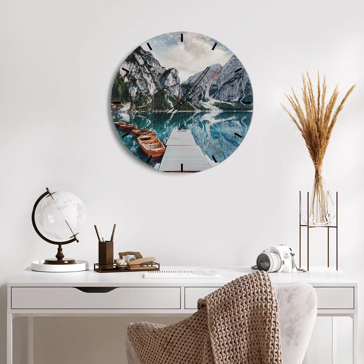 Wanduhr - Glasuhr - Ein Holzsteg und Boote vor der Kulisse eines Bergsees - 30x30cm - Wir zeigen Ihnen Schönheit - Moderne Wanddekoration für Wohnzimmer, Küche und Schlafzimmer ARTTOR