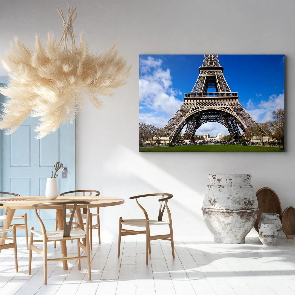 Bild auf Leinwand - Leinwandbild - Der Eiffelturm vor dem Hintergrund eines blauen Himmels und eines grünen Parks - 70x50cm - Ganz Paris zu ihren Füßen - Moderne Wanddekoration für Wohnzimmer und Schlafzimmer ARTTOR