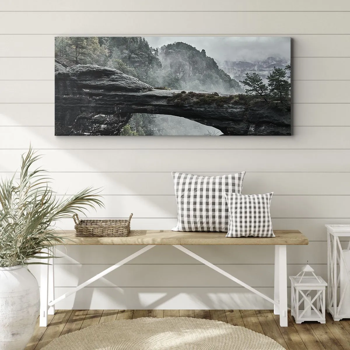Bild auf Leinwand - Leinwandbild - Ein Steinbogen, umgeben von nebligen Bergen und Wäldern - 120x50cm - Abenteuer beginnt gleich - Moderne Wanddekoration für Wohnzimmer und Schlafzimmer ARTTOR