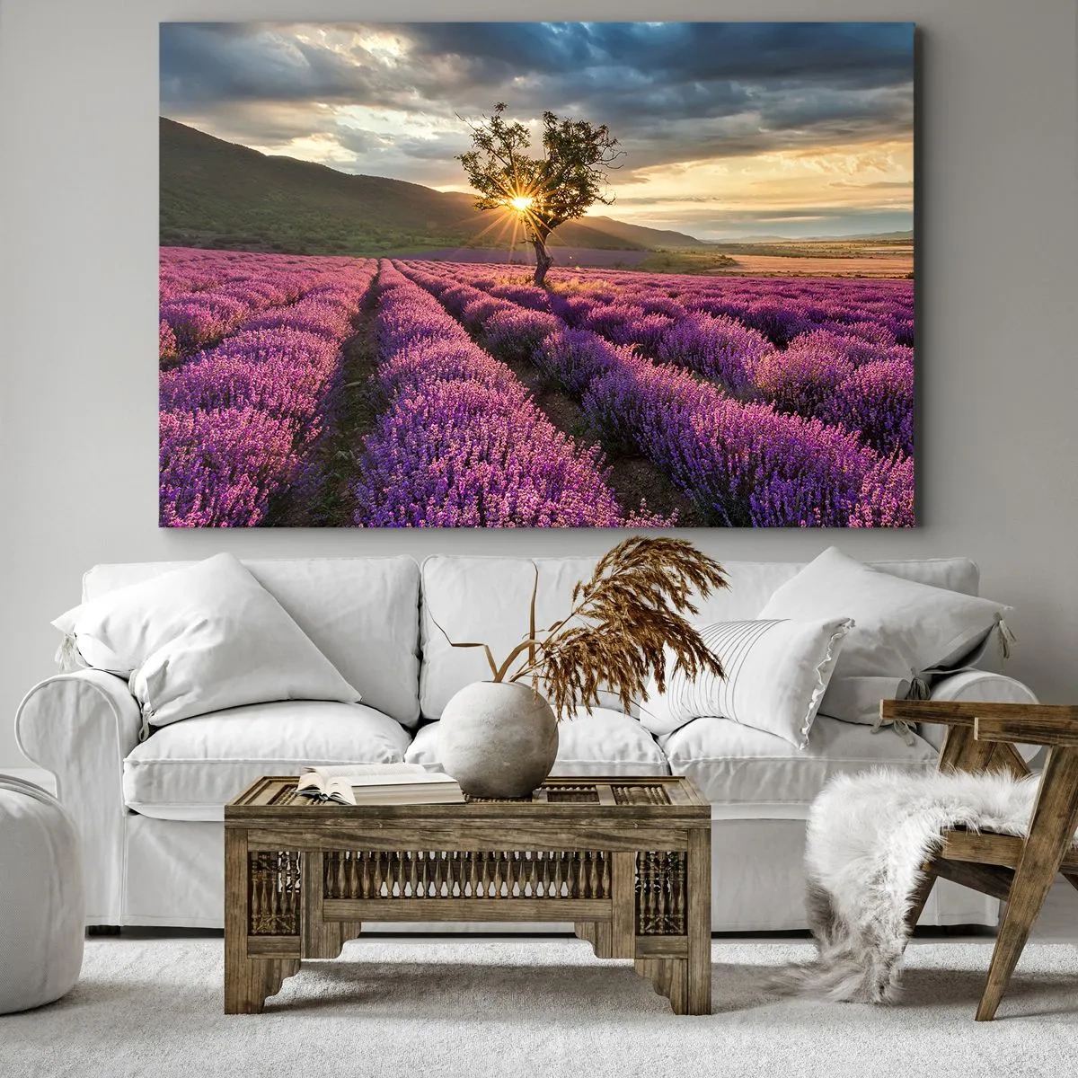Bild auf Leinwand - Leinwandbild - Ein Lavendelfeld mit einem einsamen Baum bei Sonnenuntergang - 120x80cm - Fliederfarbenes Aroma - Moderne Wanddekoration für Wohnzimmer und Schlafzimmer ARTTOR