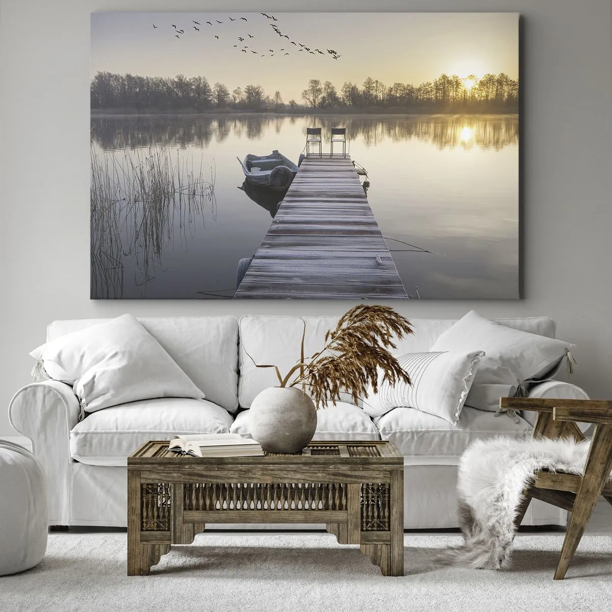 Bild auf Leinwand - Leinwandbild - Ein Pier am Seeufer am Morgen mit einem Boot und Stühlen - 120x80cm - Ich komme nach einiger Zeit zurück - Moderne Wanddekoration für Wohnzimmer und Schlafzimmer ARTTOR