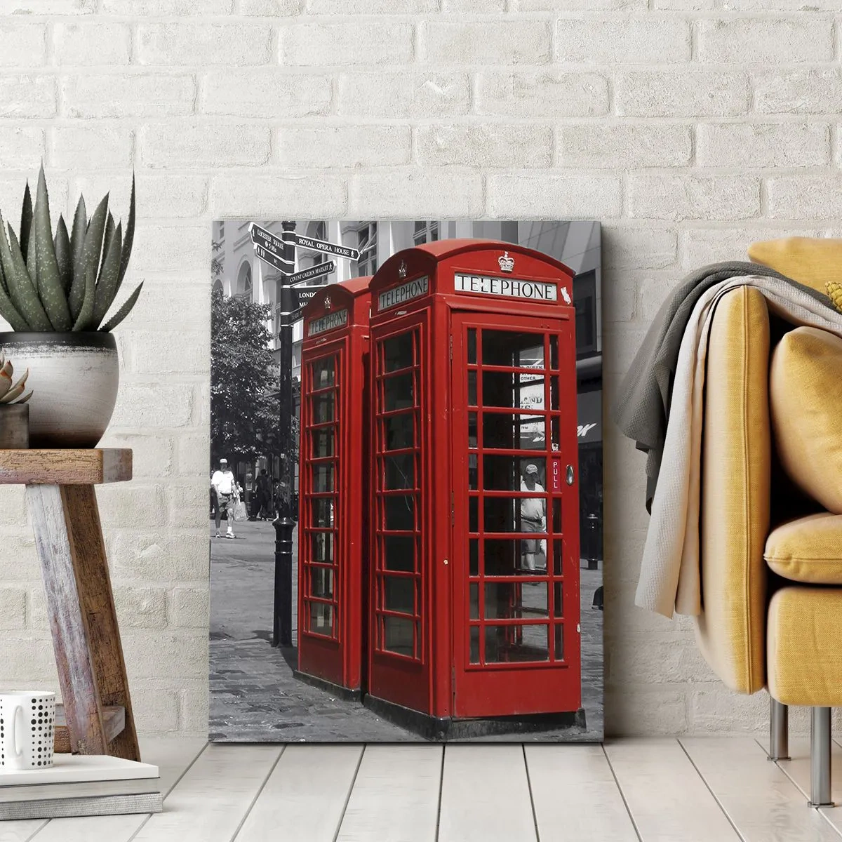Bild auf Leinwand - Leinwandbild - Rote Telefonzellen vor einer schwarz-weißen Stadtkulisse. - 50x70cm - Rote Telefonzellen - Moderne Wanddekoration für Wohnzimmer und Schlafzimmer ARTTOR