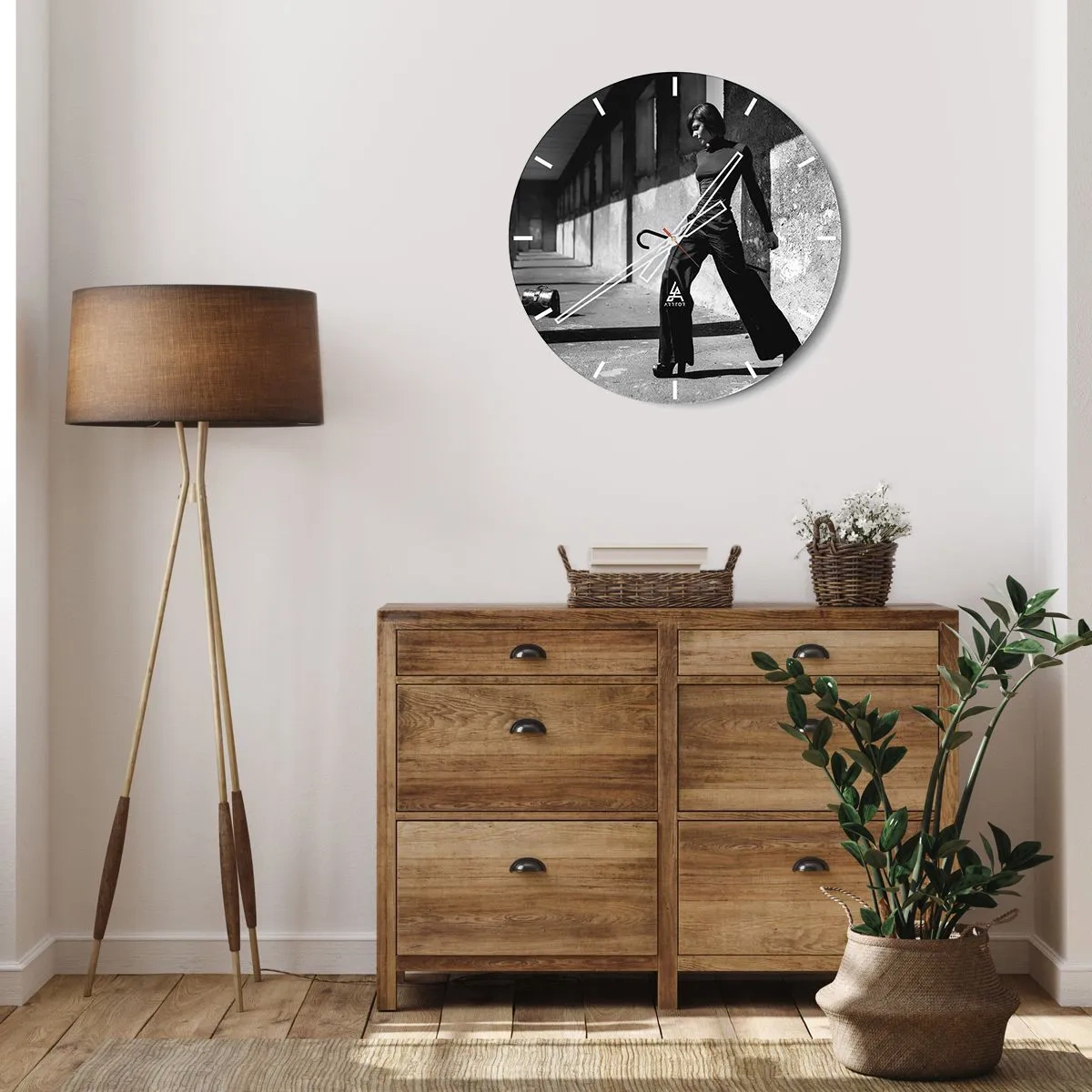 Wanduhr - Glasuhr - Schwarz-Weiß-Fotografie einer Frau in einem stilvollen Outfit in einem industriellen Umfeld. - 30x30cm - Urbane Eleganz - Moderne Wanddekoration für Wohnzimmer, Küche und Schlafzimmer ARTTOR