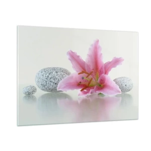 Glasbild - Bild auf glas - Rosa Lilie vor einem Hintergrund aus weißen Steinen im Spa-Stil - 100x70cm - Eine Studie in Pink, Grau und Weiß - Moderne Wanddekoration für Wohnzimmer und Schlafzimmer ARTTOR