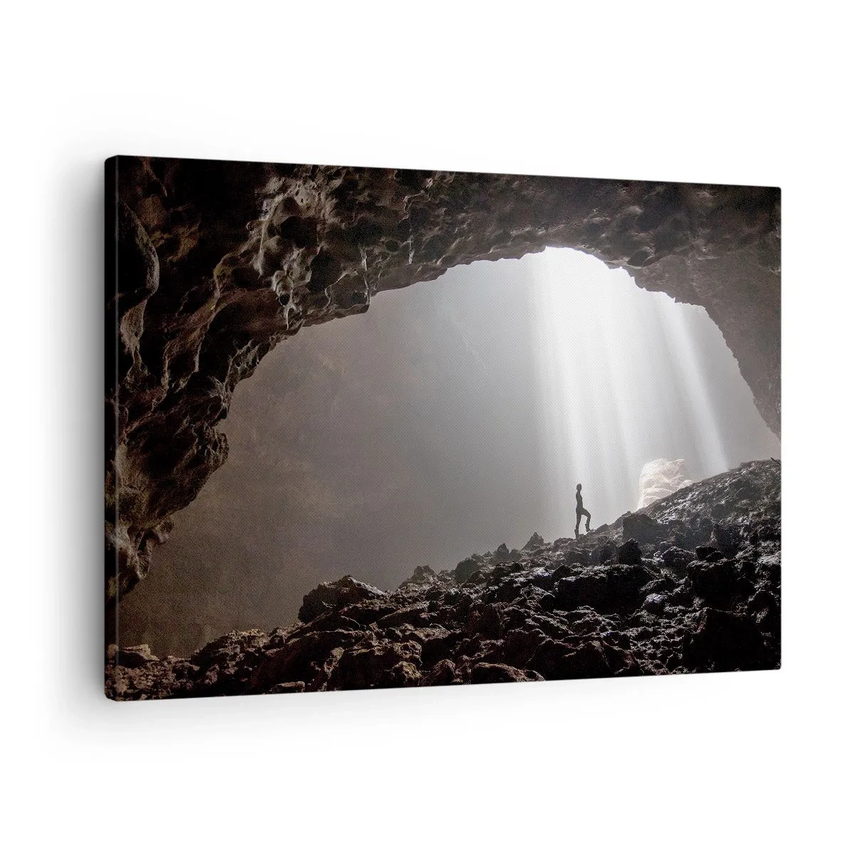 Bild auf Leinwand - Leinwandbild - Eine Figur in einer Höhle, beleuchtet von Lichtstrahlen - 70x50cm - Die leuchtende Grotte - Moderne Wanddekoration für Wohnzimmer und Schlafzimmer ARTTOR