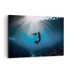 Bild auf Leinwand - Leinwandbild - Ein Taucher, der in einem Lichtstrahl unter Wasser schwimmt - 100x70cm - Tanz unter Wasser - Moderne Wanddekoration für Wohnzimmer und Schlafzimmer ARTTOR